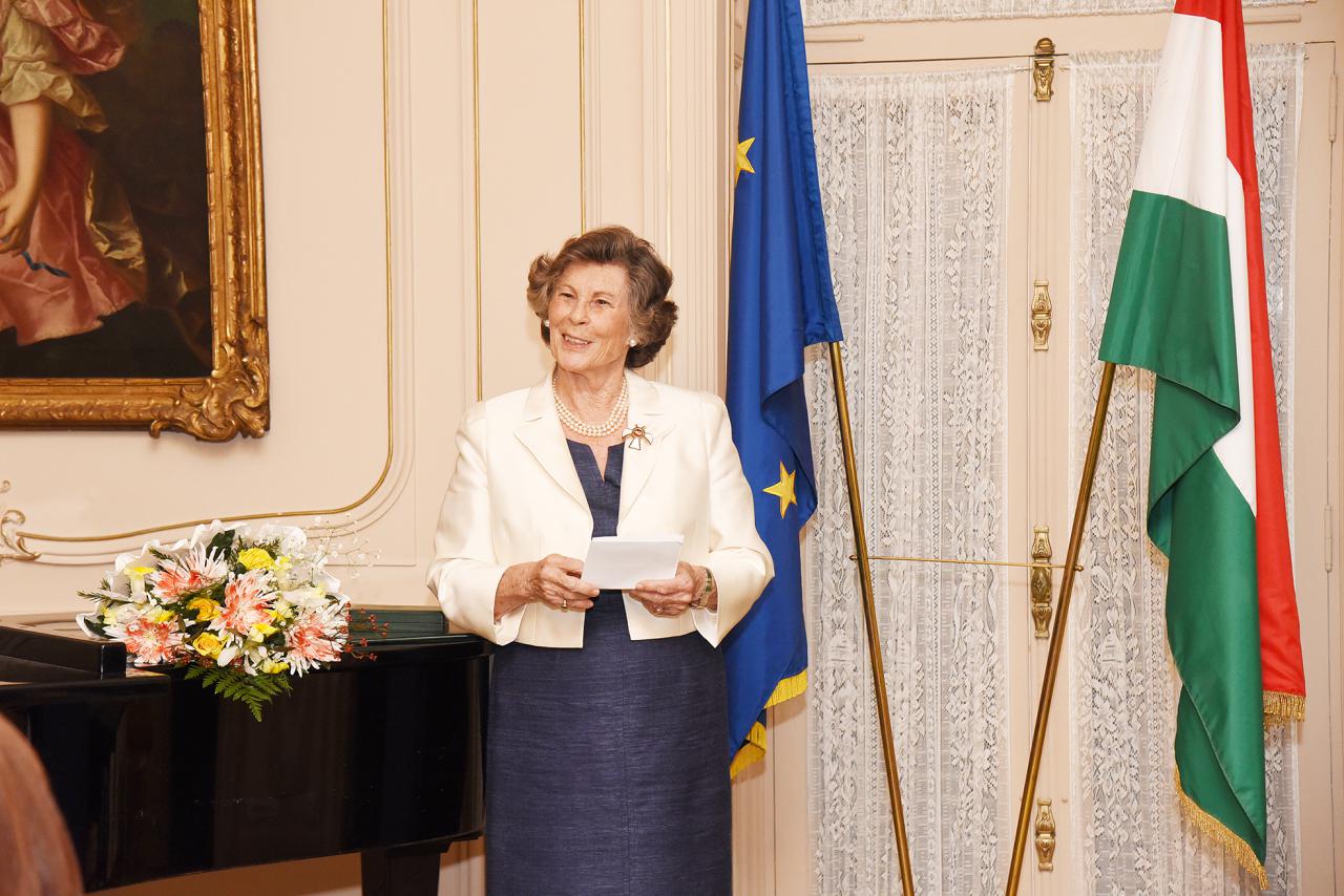 Diane Villax recebe Cruz de Oficial da Ordem de Mérito da Hungria
